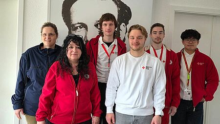 Das 4-köpfige Werberteam mit Geschäftsführerin Sonja Völkel und Ansprechpartnerin für Fördermitglieder Marion Heieck stehen vor einer Wand.